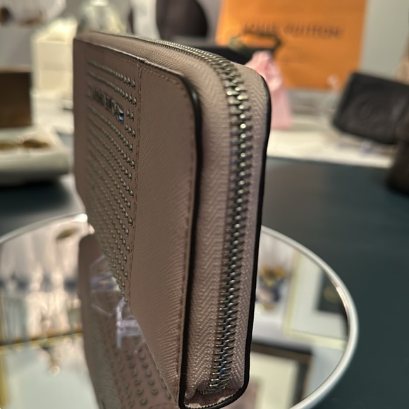 Authentic Michael Kors Women’s Wallet, EUC in Pink w/Studded Center Accent - Picture 6 of 16